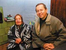 Pani Maria Kotwa przed prawie 90 laty widziała Karolinę wracającą z kościoła. Na zdjęciu z proboszczem ks. Zbigniewem Szostakiem