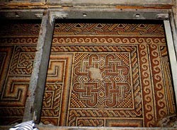 Resztki mozaiki podłogowej z kościoła zbudowanego w 326 roku przez cesarza Konstantyna
